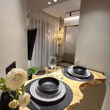 'υρια House's Apartment